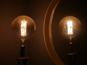 Image of a lamp and mirror decor. Nanaresh-2024