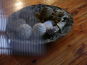 Table decor of a plate and balls. Photo by Nanaresh-2024